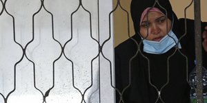 αυγυπτια πισω απο καγκελα 