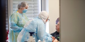 Ειδικοί υγείας με στολή και μάσκες σε γηροκομεία της Γαλλίας