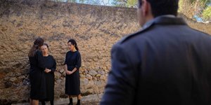 Ελένη, Χριστίνα και Φωτεινή στο προαύλιο των φυλακών στις «Άγριες Μέλισσες»