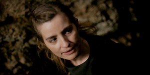 Η Ελένη (Μαρία Κίτσου) σε σκηνή από τη σειρά «Άγριες Μέλισσες»