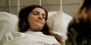 Η Ελένη (ηθοποιός Μαρία Κίτσου) στο κρεβάτι του νοσοκομείου στις «Άγριες Μέλισσες»