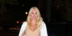 Η Ελένη Μενεγάκη με λευκό κοστούμι