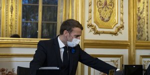 Ο Γάλλος πρόεδρος Εμανουέλ Μακρόν στην πρώτη του τηλεφωνική επικοινωνία με τον εκλεγμένο πρόεδρο των ΗΠΑ, Τζο Μπάιντεν