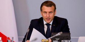 Ο Γάλλος πρόεδρος Εμανουέλ Μακρόν με σακάκι και γραβάτα στο γραφείο του στο Ελιζέ