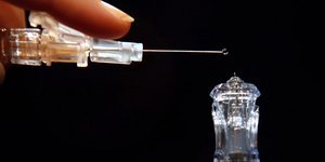 Βελόνα και σκεύασμα για το εμβόλιο του κορωνοϊού