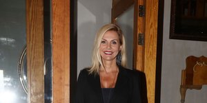 Η Έμη Λιβανίου με μαύρο σύνολο