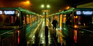 Επιβάτες σε πλατφόρμα σταθμού τρένων στη Γερμανία 