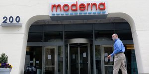 Ανδρας έξω από τα γραφεία της Moderna