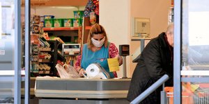 Εργαζόμενη σε ταμείο σούπερ μάρκετ
