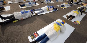 Διαμαρτυρία εργαζομένων στις υπηρεσίες υγείας της Ρουμανίας για έλλειψη προστατευτικών μέσω απέναντι στον κορωνοϊό