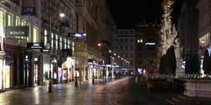 Άδειοι οι δρόμοι και οι πλατείες της Βιέννης, καθώς επιβάλλεται απαγόρευσης κυκλοφορίας λόγω κορωνοϊού της νυχτερινές ώρες