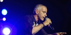 Ο Ερος Ραμαζότι σε συναυλία του