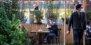 Πελάτης σε εστιατόριο της Νέας Υόρκης ετοιμάζεται να φάει