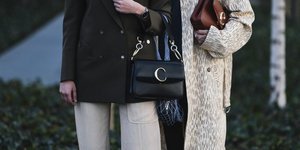 γυναίκες με τσάντες στην εβδομάδα μόδας