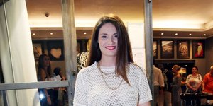 Η Φιλίτσα Καλογεράκου με μακριά μαλλιά και φούστα