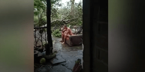 Χαλαρός Φιλιππινέζος: Ο τυφώνας μαίνεται και εκείνος... πίνει καφεδιά 