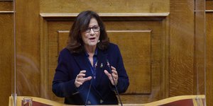 Η Φωτίου στη Βουλή