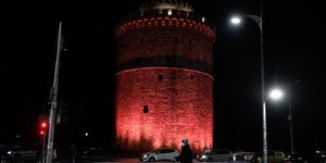 Φωτισμένος ο Λευκός Πύργος στη Θεσσαλονίκη εν μέσω lockdown