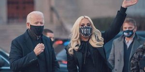 Lady Gaga χαιρεταει