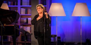 Δήμητρα Γαλάνη διπλα σε φωτιστικά