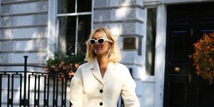 Γαλλίδα έξω από το σπίτι 