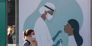 Γαλλίδα με μάσκα στους δρόμους του Παρισιού