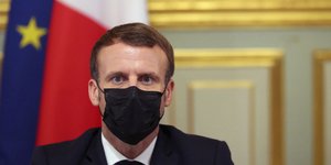 Ο Γάλλος πρόεδρος Εμανουέλ Μακρόν με μάσκα στο Ελιζέ