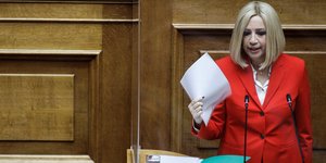 Η Γεννηματά με κόκκινο σακάκι στη Βουλή