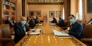 Γεωργιάδης με μάσκα στις υπογραφές στο Δήμο Αθηναίων