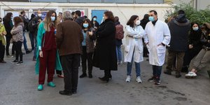 γιατροι μιλουν με κοσμο 