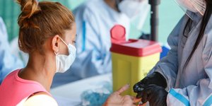 Γιατρός παίρνει δείγμα αίματος από ασθενή 