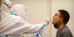 Κινέζος υποβάλλεται σε τεστ κορωνοϊού