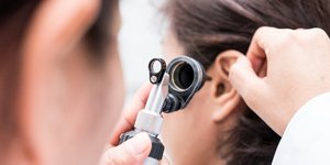 γιατρος ελεγχει αυτια