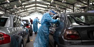 Γιατρός κάνει rapid test σε οδηγούς