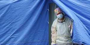 Γιατρός σε τέντα