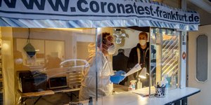 γιατρος πισω απο τζαμι 