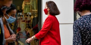 Γυναίκα με μάσκα στο κέντρο της Αθήνας