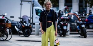 Γυναίκα με μαύρο τοπ και λαχανί παντελόνι