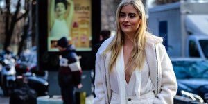 Γυναίκα με total white look