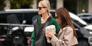 Δύο γυναίκες στον δρόμο φορούν πανωφόρι