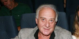 Ο Γιώργος Χατζηνάσιος με γκρι σακάκι  και μαύρο πουκάμισο