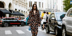 γυναίκα με φόρεμα και γυαλιά στην εβδομάδα μόδας