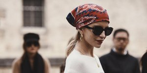 γυναίκα με φόρεμα στην εβδομάδα μόδας