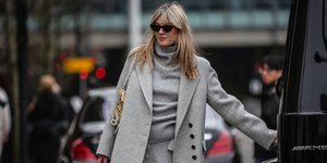 γυναίκα με πουλόβερ στην εβδομάδα μόδας