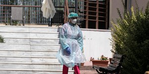 εργαζόμενη σε γηροκομείο