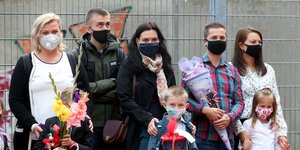 Γονείς και μαθητές με μάσκες στην Αυστρία
