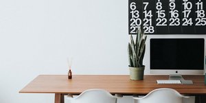 Γραφείο με ημερολόγιο στον τοίχο