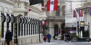 στενακι με σημαιες 