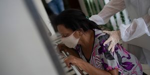 Ασθενής κάνει ασκήσεις με γιατρό φορώντας μάσκα