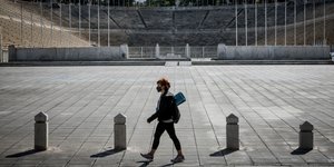 Γυναίκα με μάσκα έξω από το Παναθηναϊκό Στάδιο